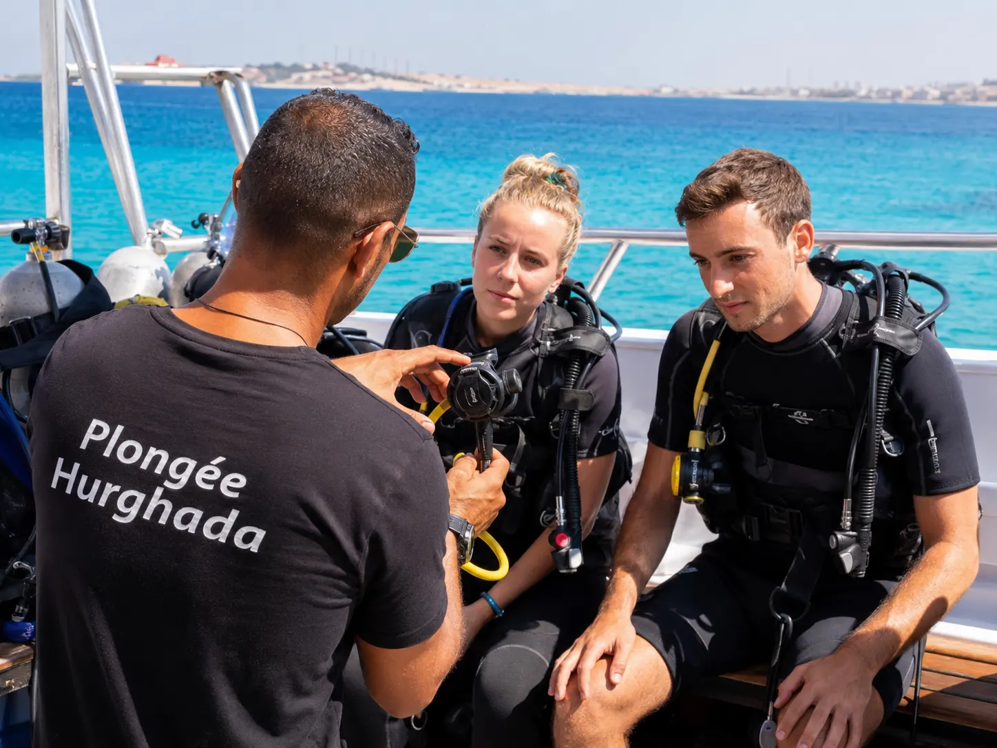 Instructeur francophone accompagnant un débutant dans l'eau à Hurghada